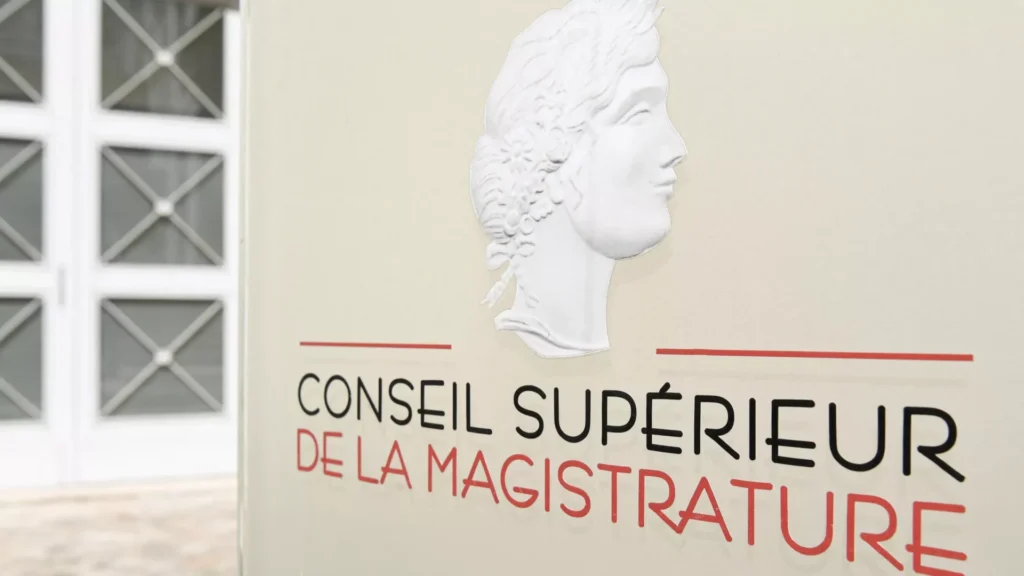 Première sanction disciplinaire d’un magistrat à la suite d’une plainte directe d’un justiciable